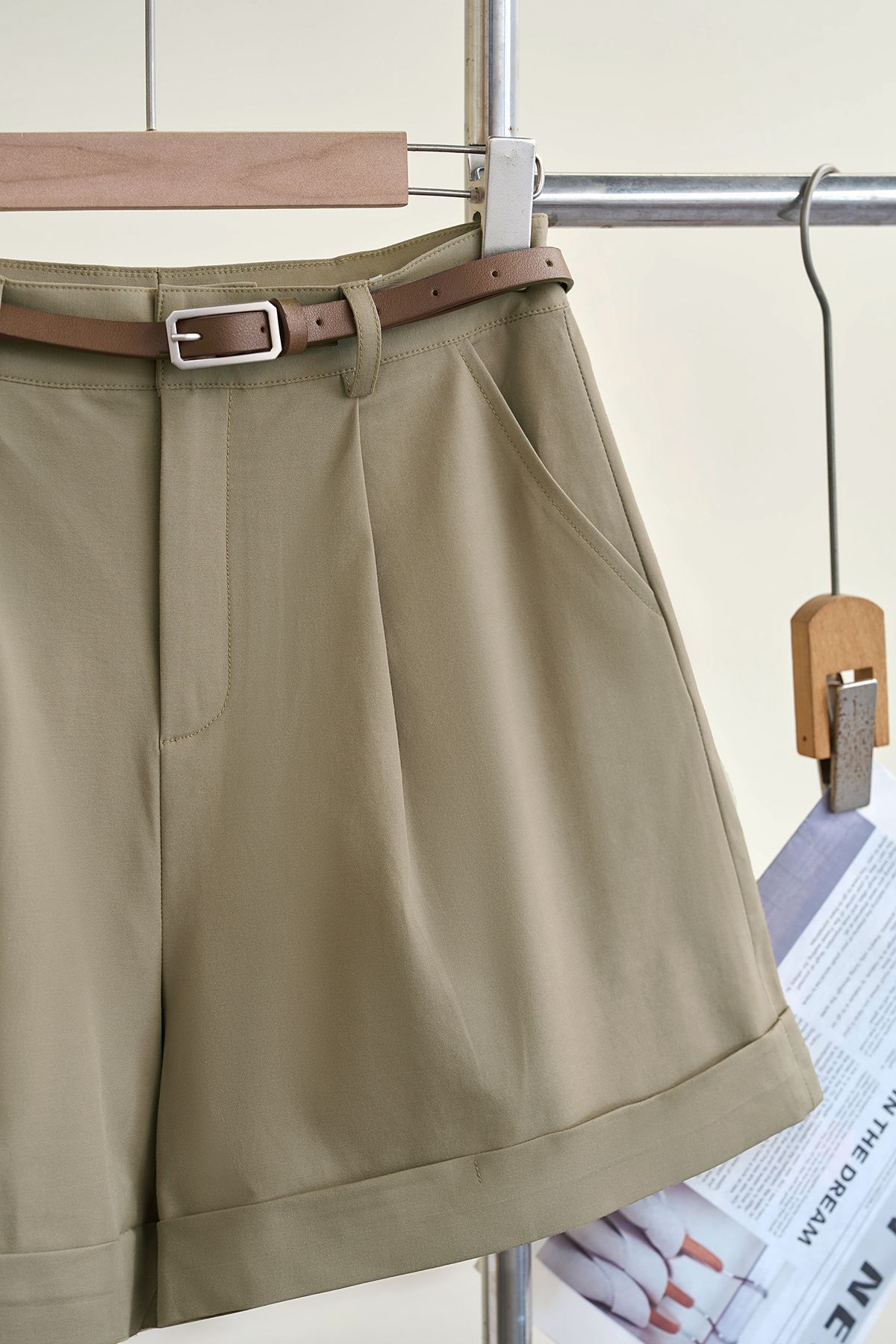 Quần short túi chéo kèm thắt lưng - V64S26H001