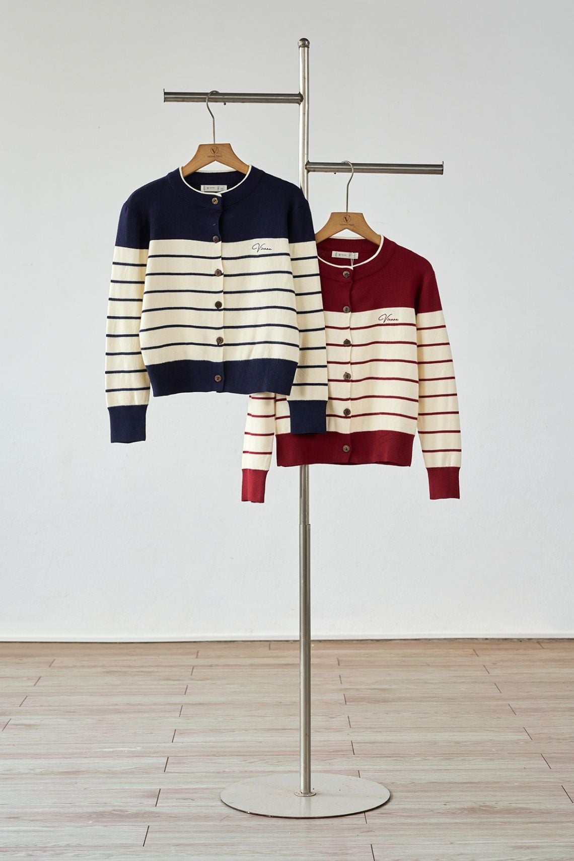 Áo len cardigan kẻ thêu ngực - V65C25T003