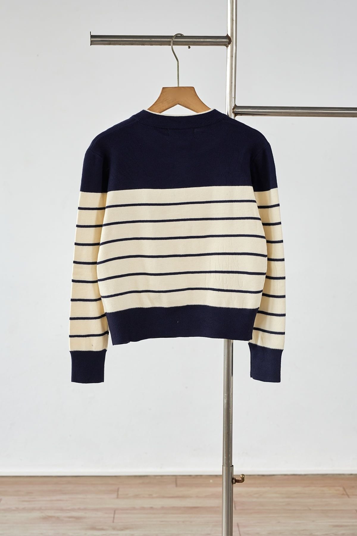 Áo len cardigan kẻ thêu ngực - V65C25T003