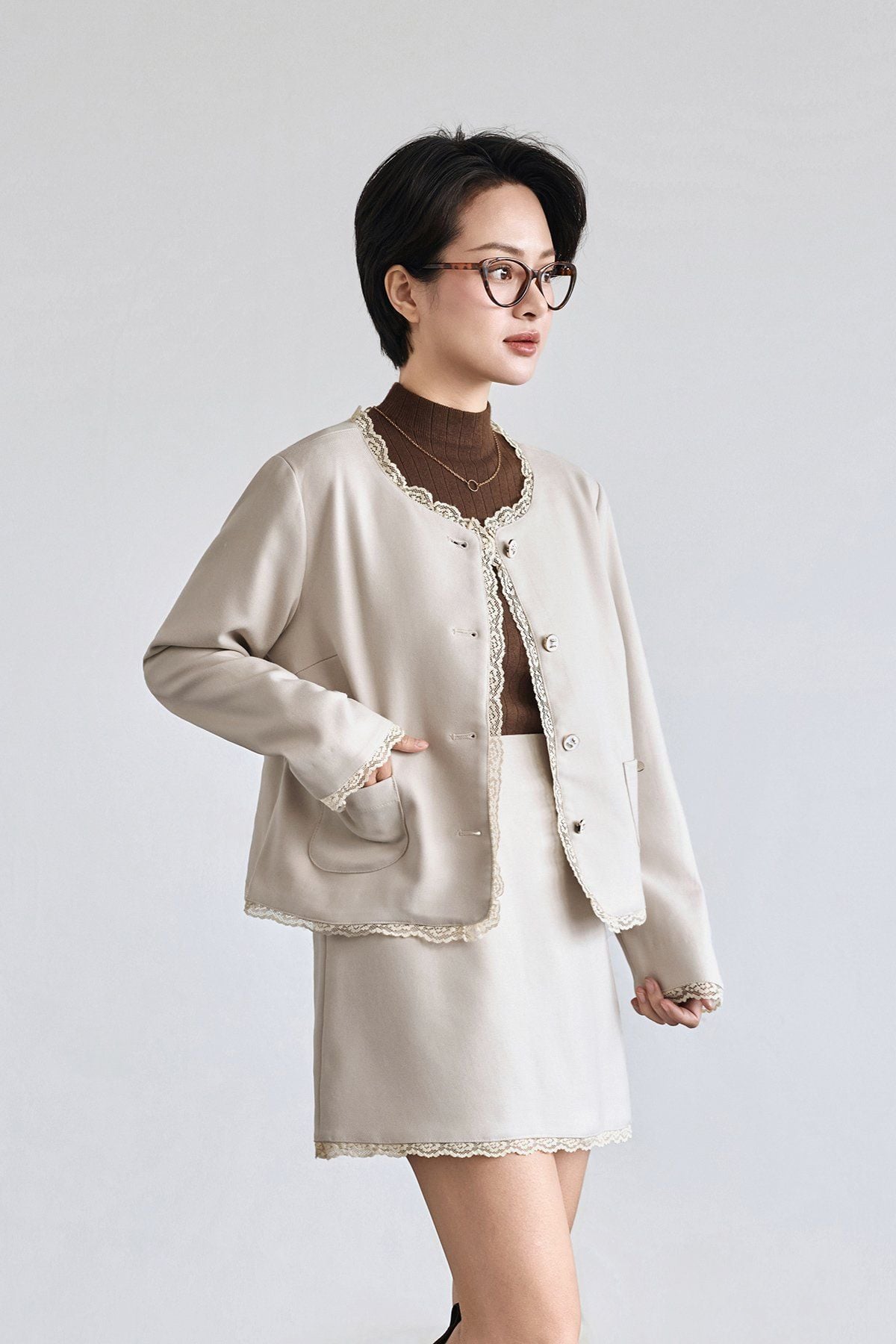 Áo cổ tròn dài tay phối ren  - V65D25T004