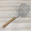 Chao lì inox cán gỗ Lỗ To