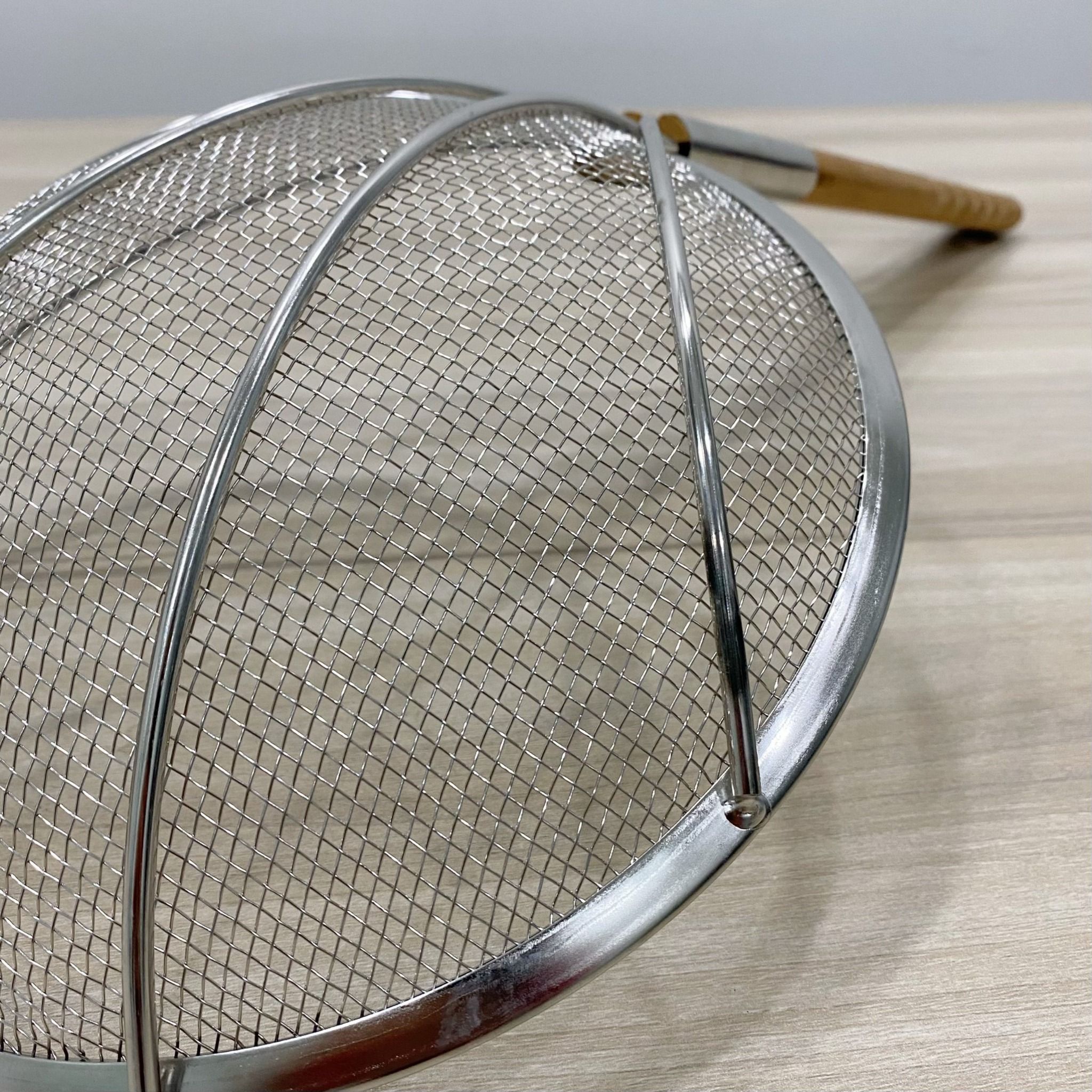 Chao lì Inox Cán Gỗ Lỗ To – CTY TNHH THƯƠNG MẠI DỊCH VỤ GIA DỤNG HOÀNG VIỆT
