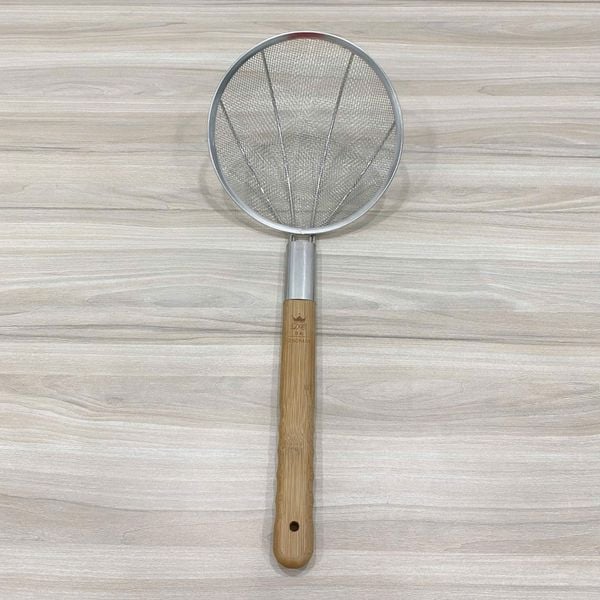 Chao lì inox cán gỗ Lỗ To