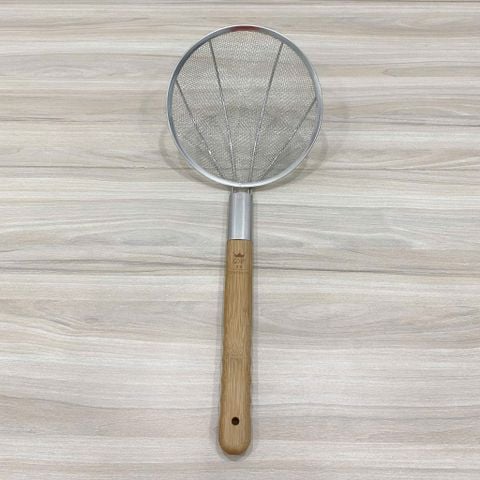 Chao lì inox cán gỗ Lỗ To