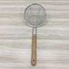 Chao lì inox cán gỗ Lỗ To