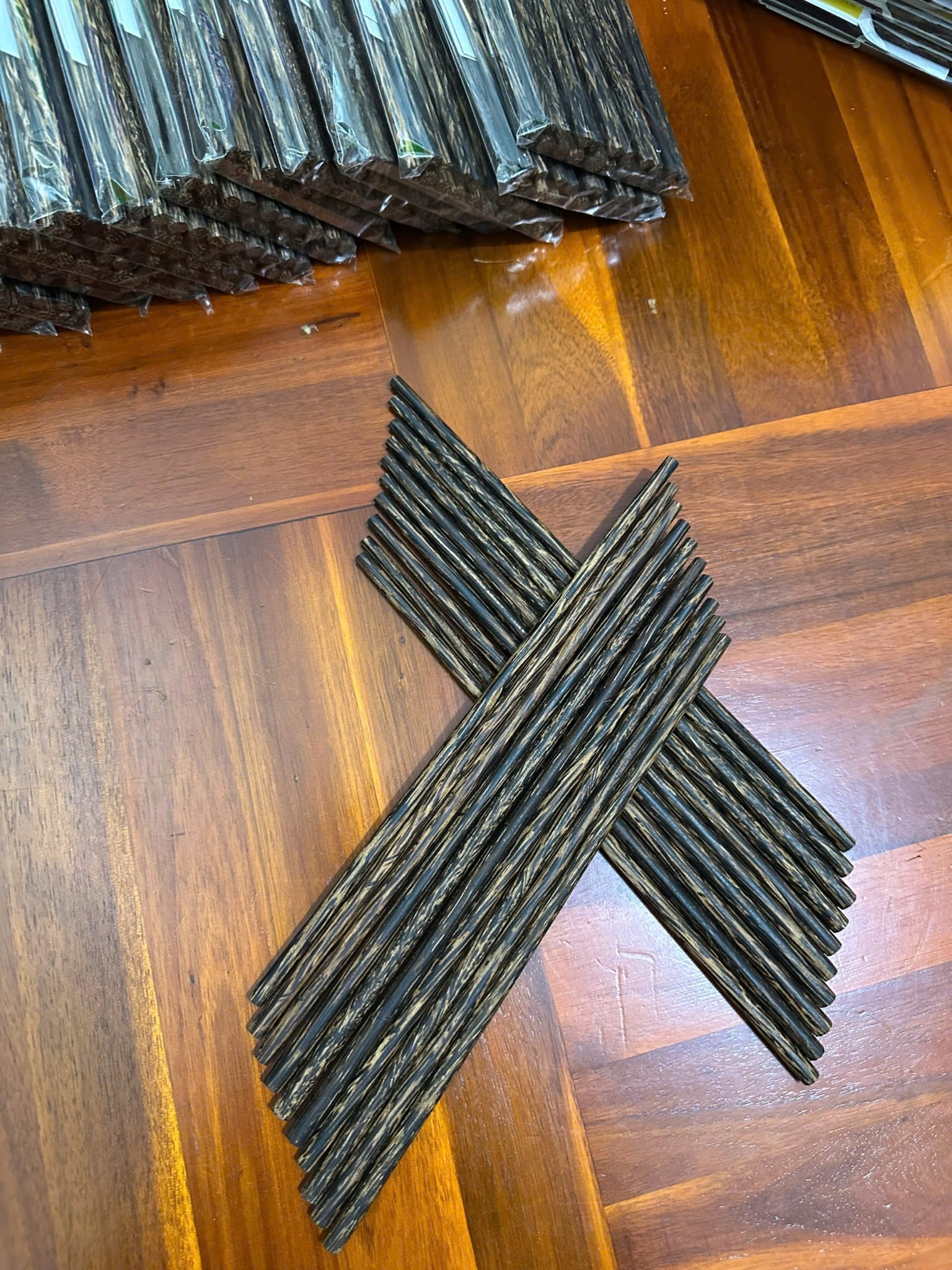 Cận cảnh đôi đũa thốt nốt với vân gỗ tự nhiên.