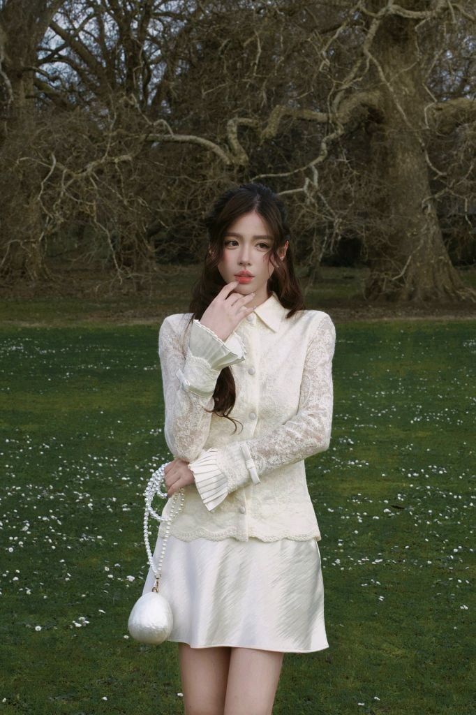 Bella Shirt - Sơmi ren hoa cổ đức phối lụa