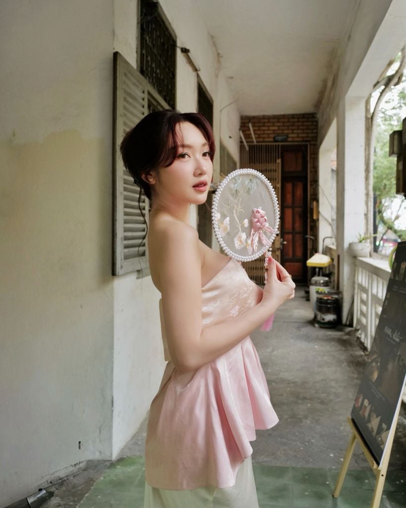 Giao Mẫn - Áo quây xếp ly