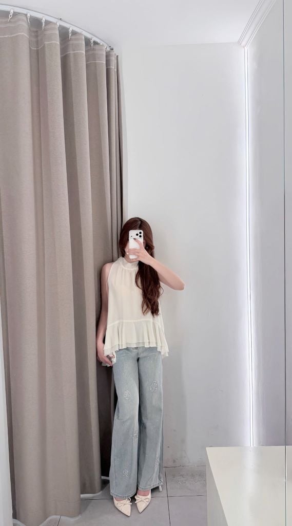 Flora Jeans - Quần jeans ống xuông đính kết hoa hồng