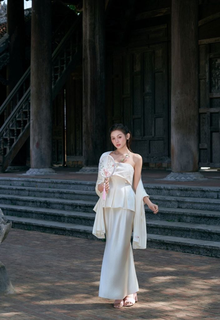 Giao Mẫn - Áo quây xếp ly