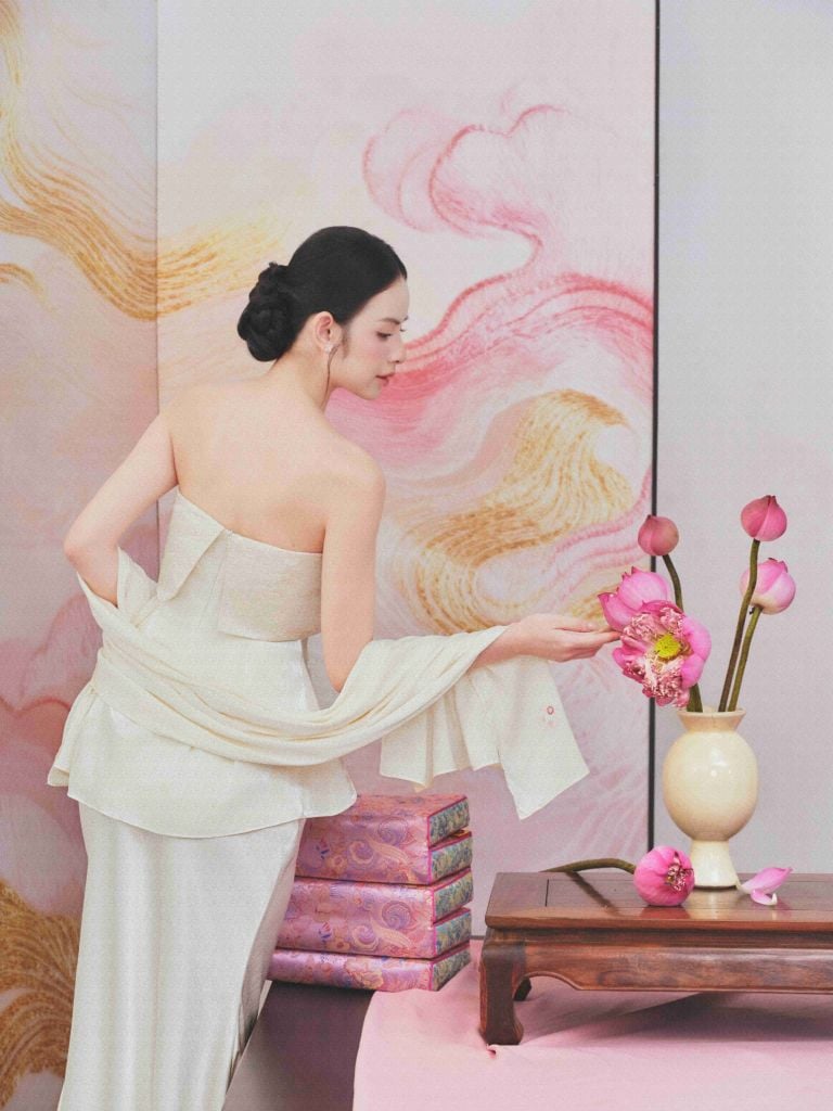 Giao Mẫn - Áo quây xếp ly