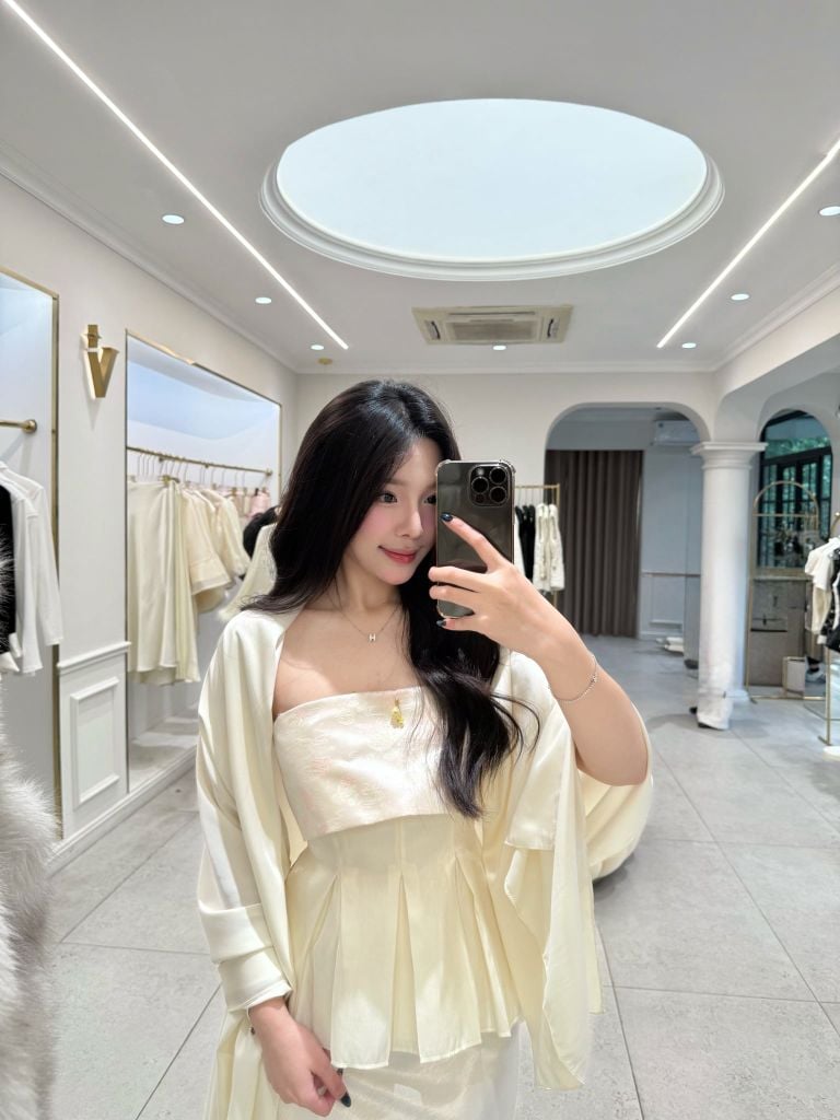 Giao Mẫn - Áo quây xếp ly