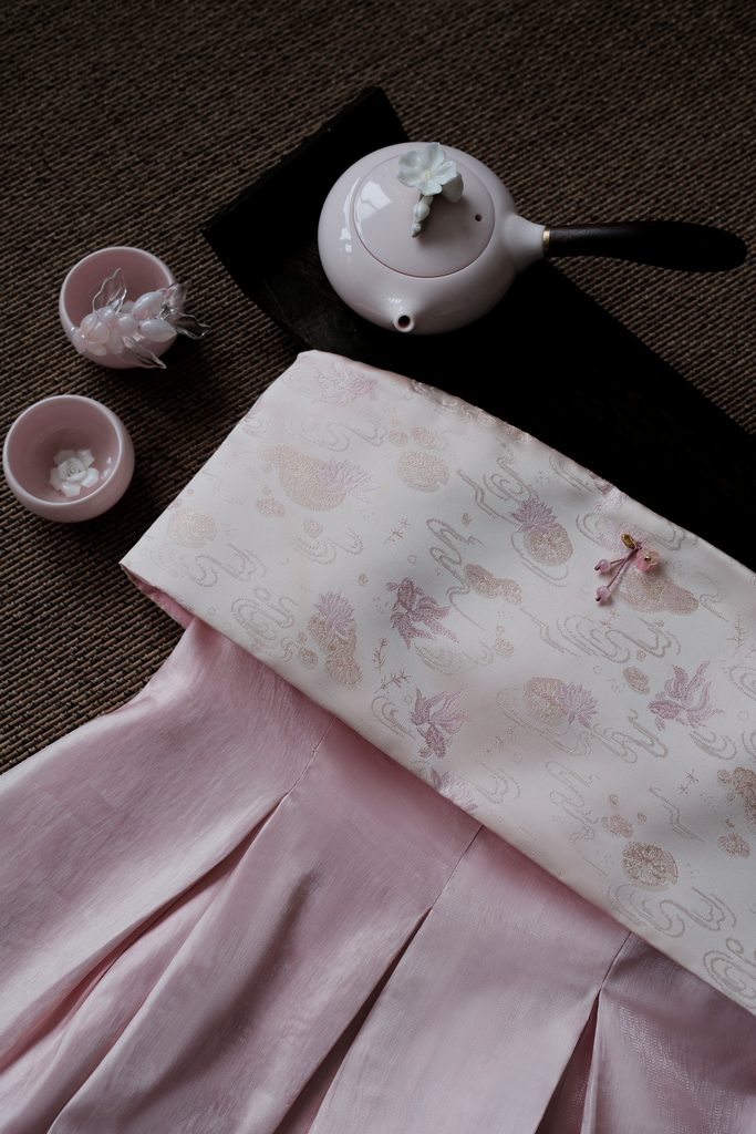 Giao Mẫn - Áo quây xếp ly