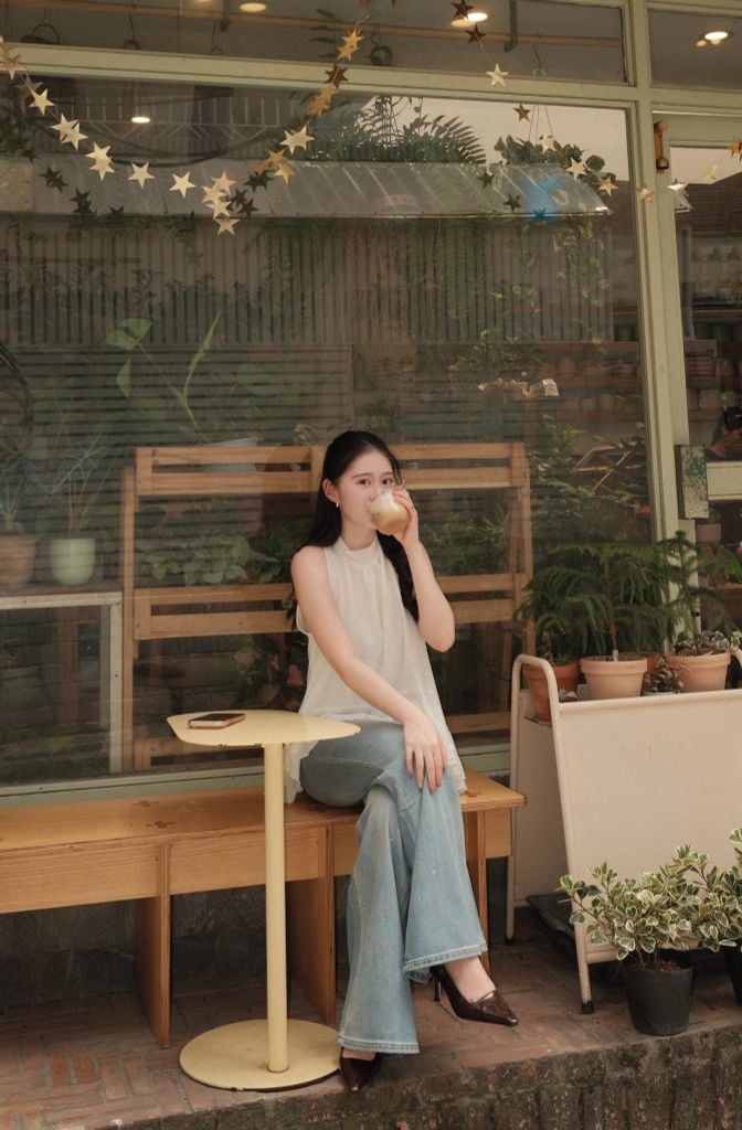 Glow Jeans - Quần jeans loe đính đá