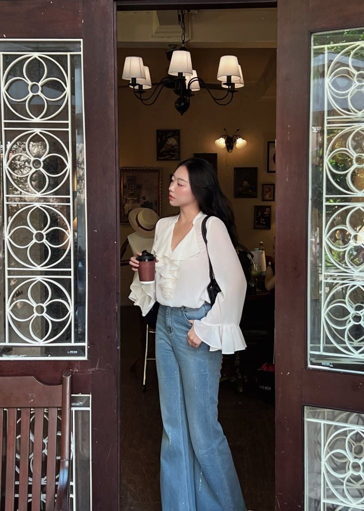 Naomi Shirt - Áo chiffon cổ V bèo
