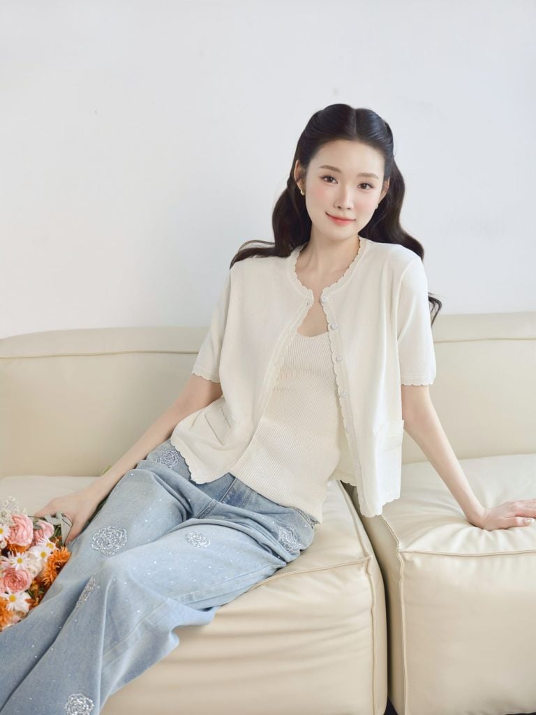 Flora Jeans - Quần jeans ống xuông đính kết hoa hồng
