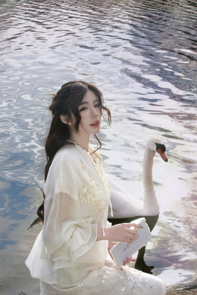 Peony Top - Sơmi suông hoạ tiết ren thêu hoa