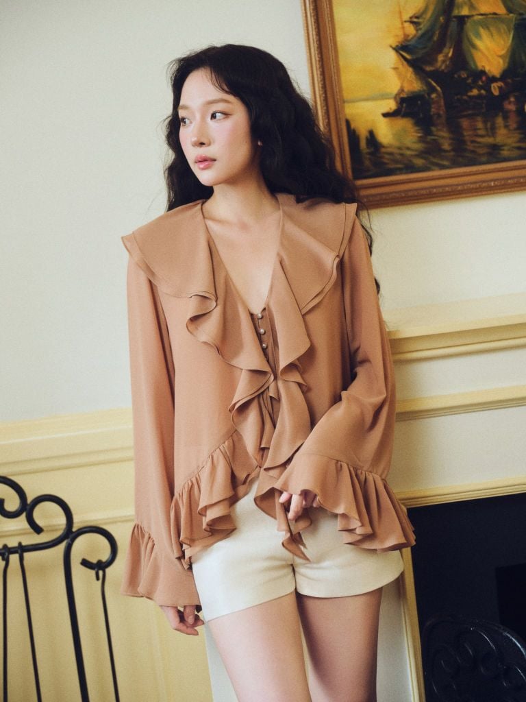 Swan Blouse (Chiffon Nâu) - Áo chiffon cổ V bèo
