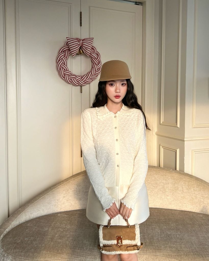 Velvet Top - Áo len cổ bèo