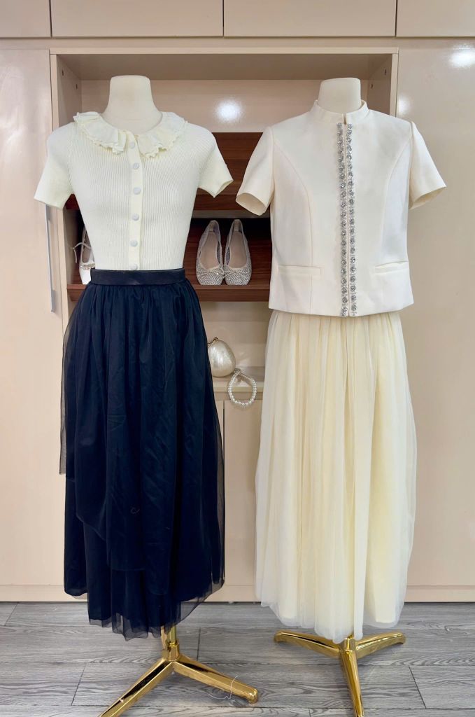 Posey Top - Áo ngắn tay nẹp đá