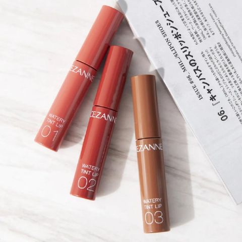 Son tint bóng dưỡng ẩm Cezanne Watery Tint Lip màu 02 Coral Red (Màu đỏ san hô)