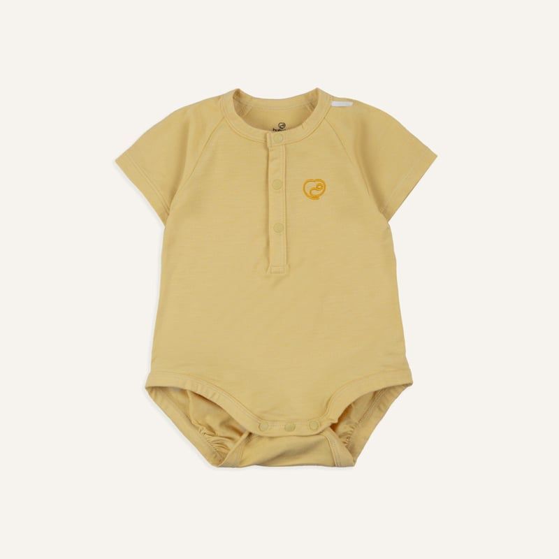 BODY CHIP NGẮN TAY BU RAGLAN CỔ TRỤ BAMBUS - VÀNG 936