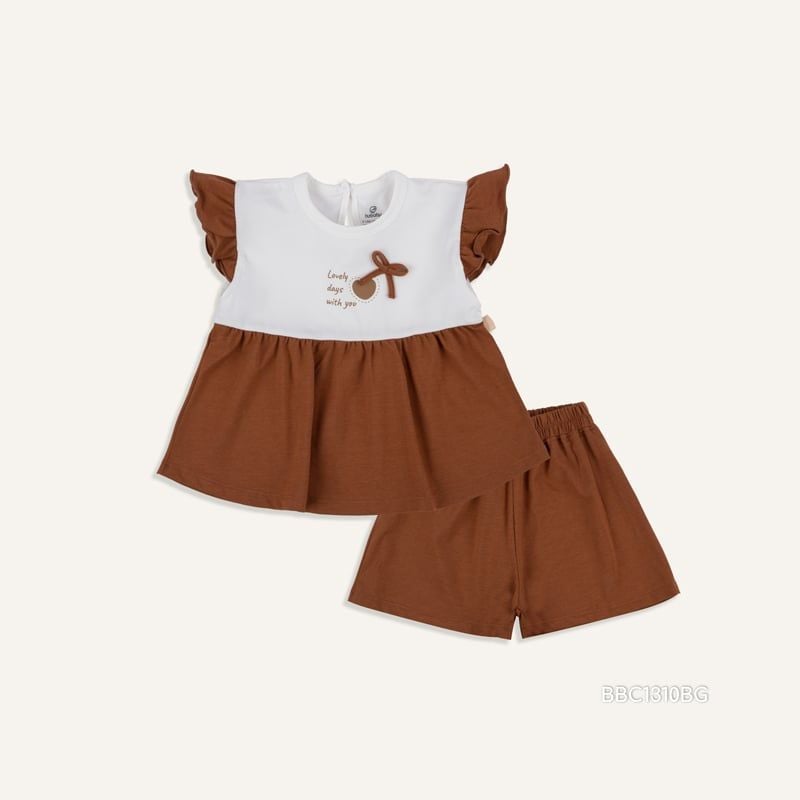 BỘ NGẮN TAY CÀI SAU BÉ GÁI BAMCO BU - CAM ĐẤT - TRẮNG 01K