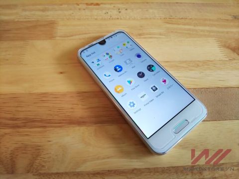 Dán cường lực Sharp Aquos R Compact
