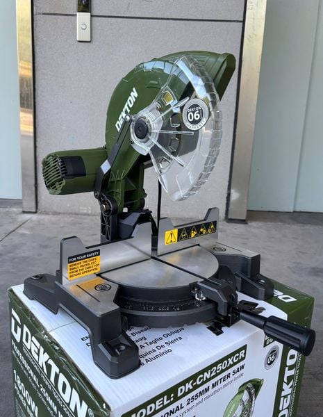 Máy Cắt Nhôm Dây Curoa 1800W DEKTON DK-CN250XCR 255mm