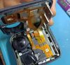 Kỹ thuật viên MinMobile tháo màn hình GoPro Max.