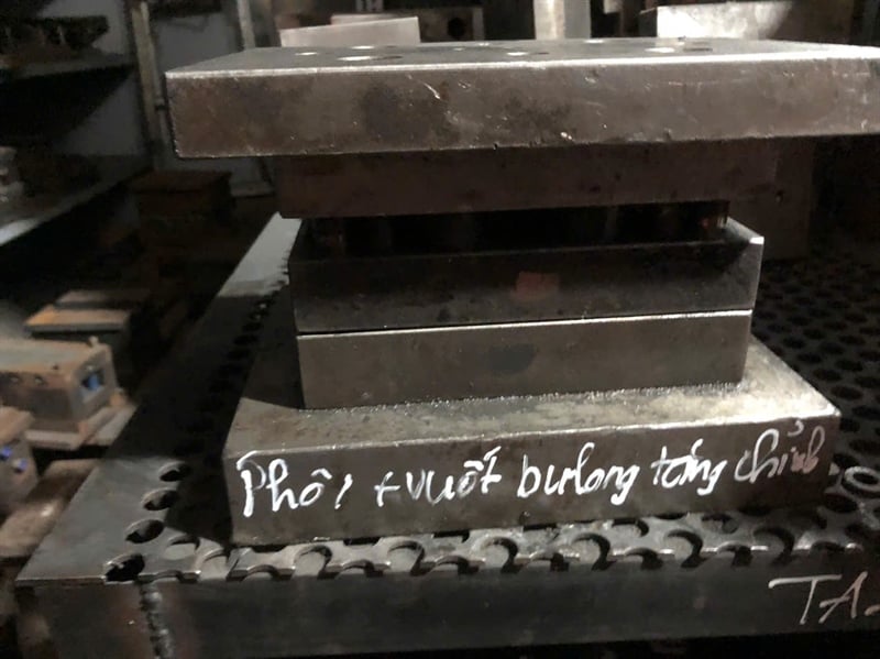 Khuôn bộ ốc liên kết (Bas sắt HDSB141 + Bulong tăng chỉnh) 2201.3.13600