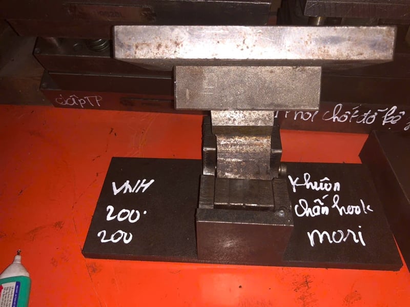 Khuôn chấn hook mori VNH200200K