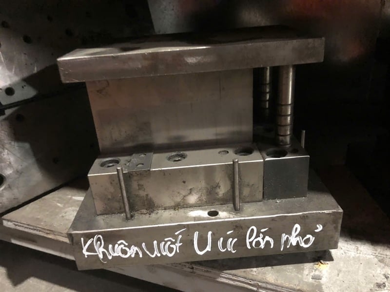 (NDA) Khuôn vuốt pat ( bas) chữ U - VNH1005015K