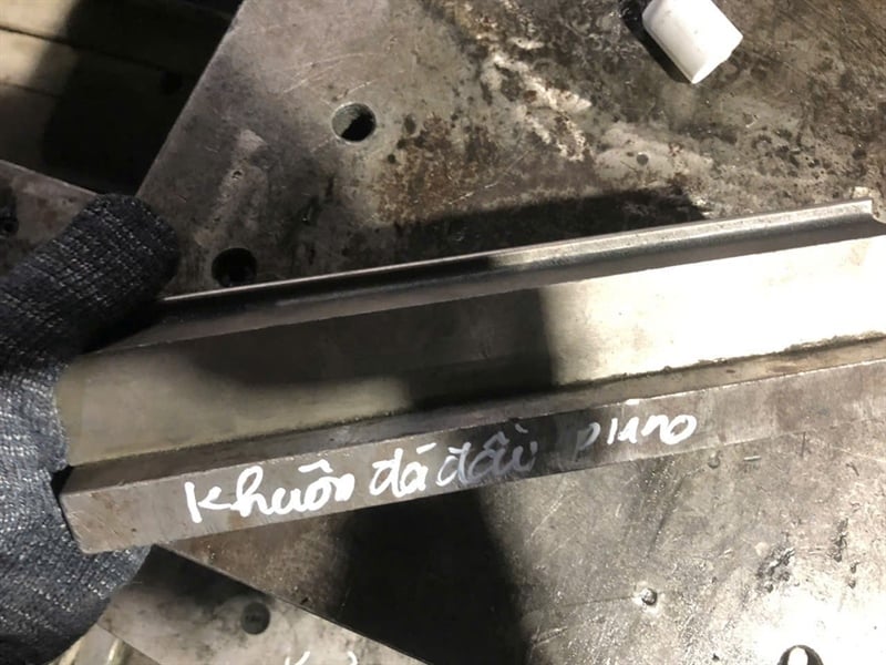 Khuôn đá đầu bản lề piano dày 1mm - VNH0010D