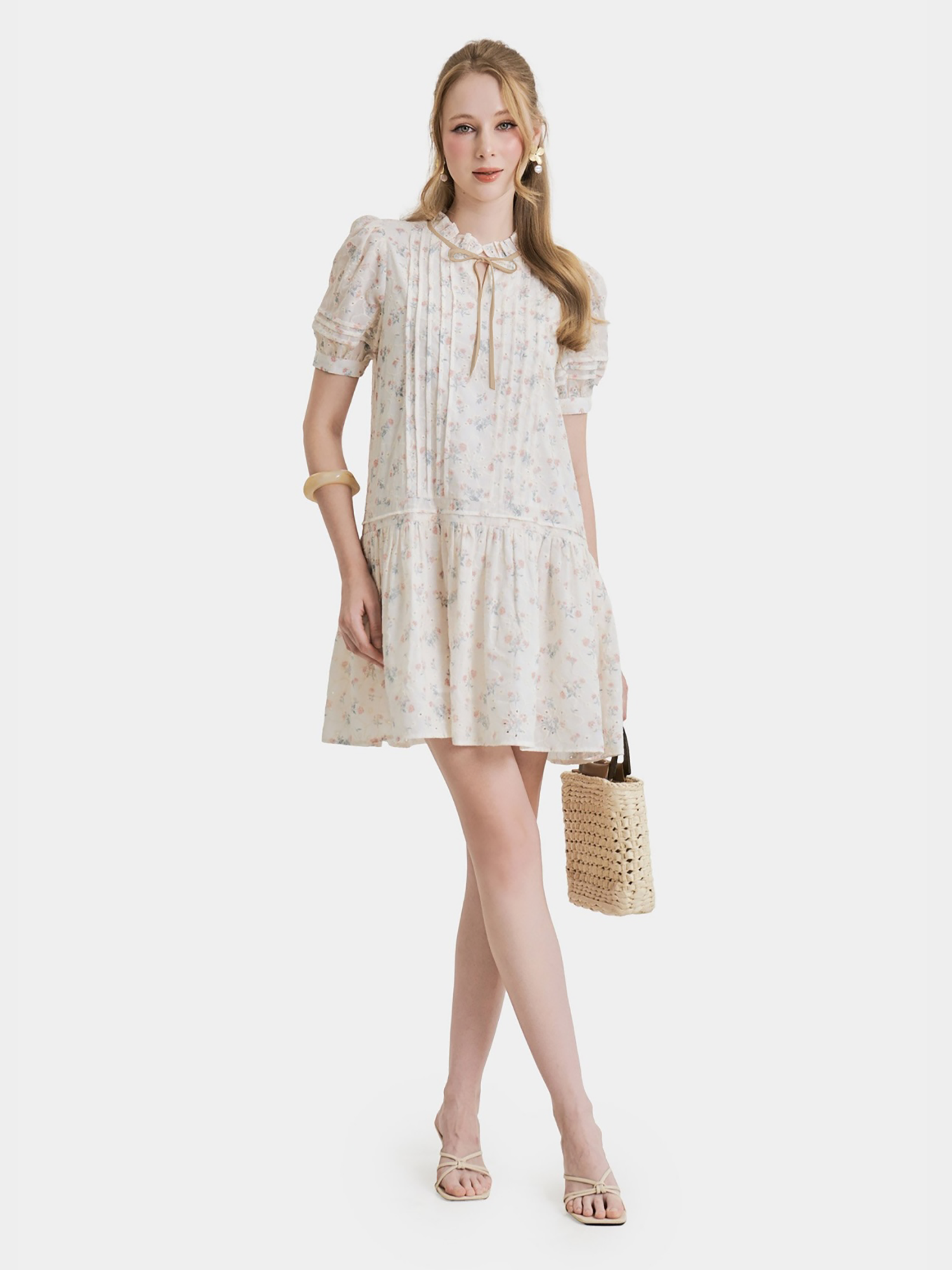 Đầm mini tơ thêu họa tiết form suông xếp li thân trước