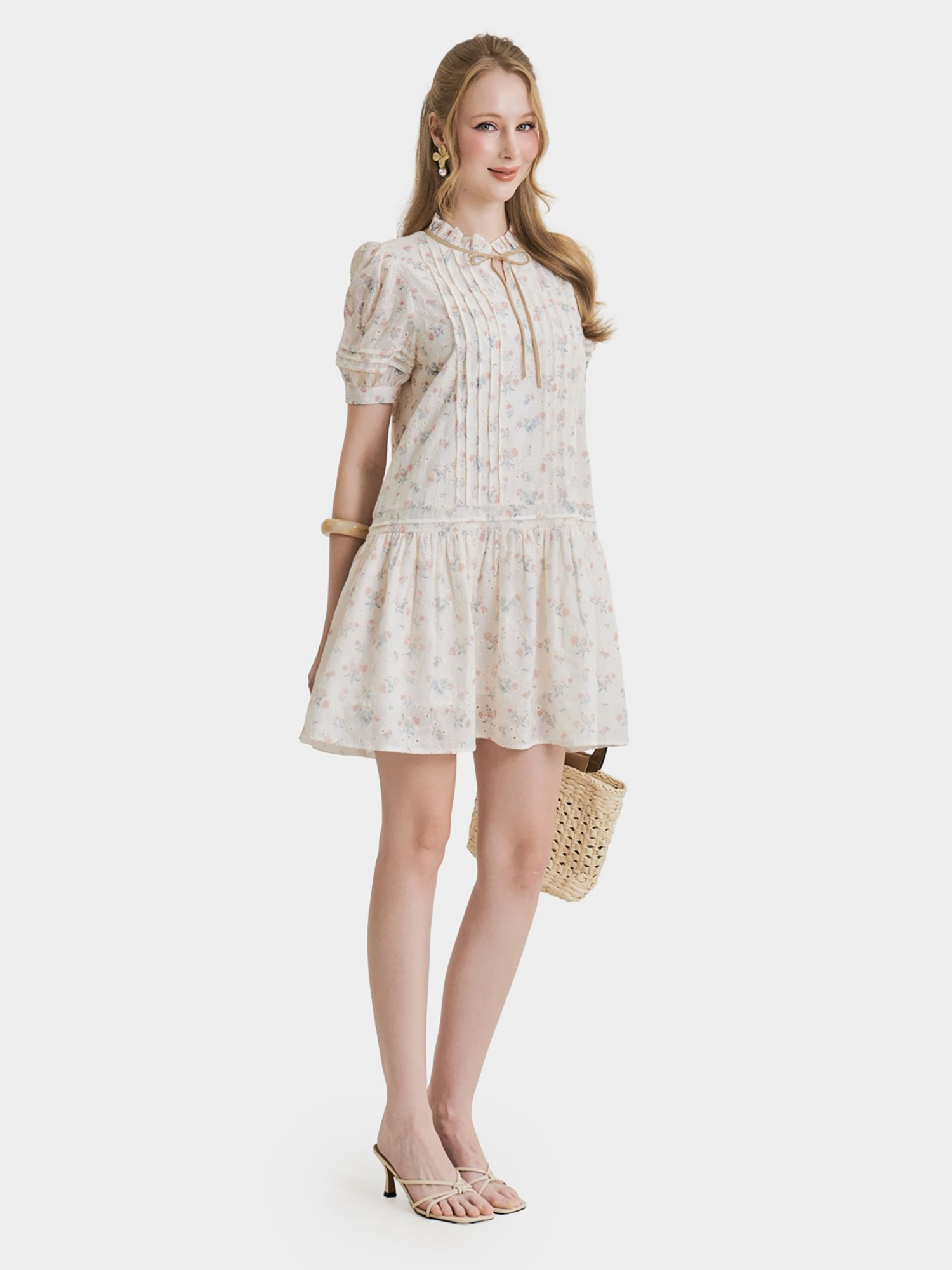 Đầm mini tơ thêu họa tiết form suông xếp li thân trước