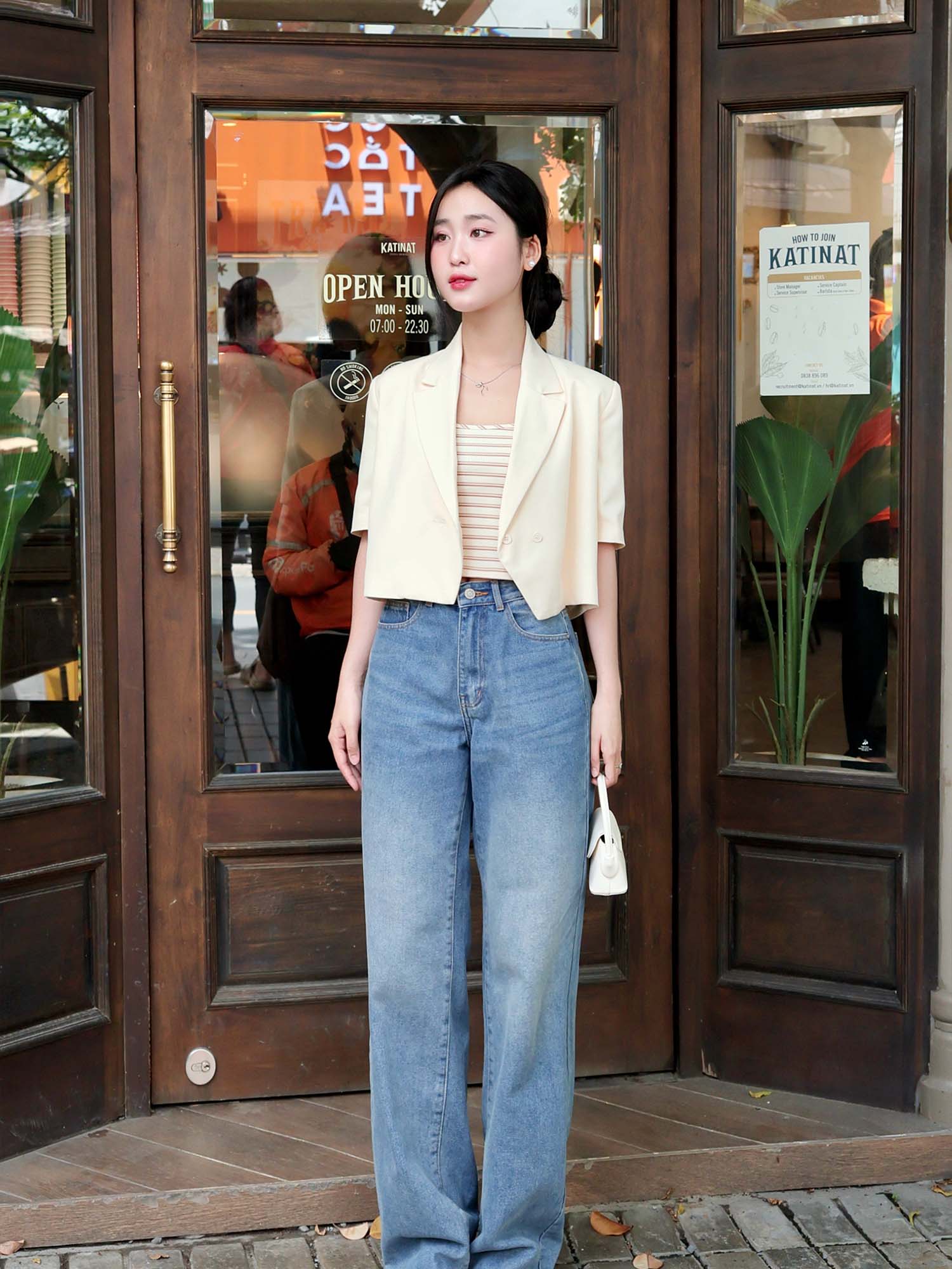 Áo blazer dáng crop tay ngắn cài nút