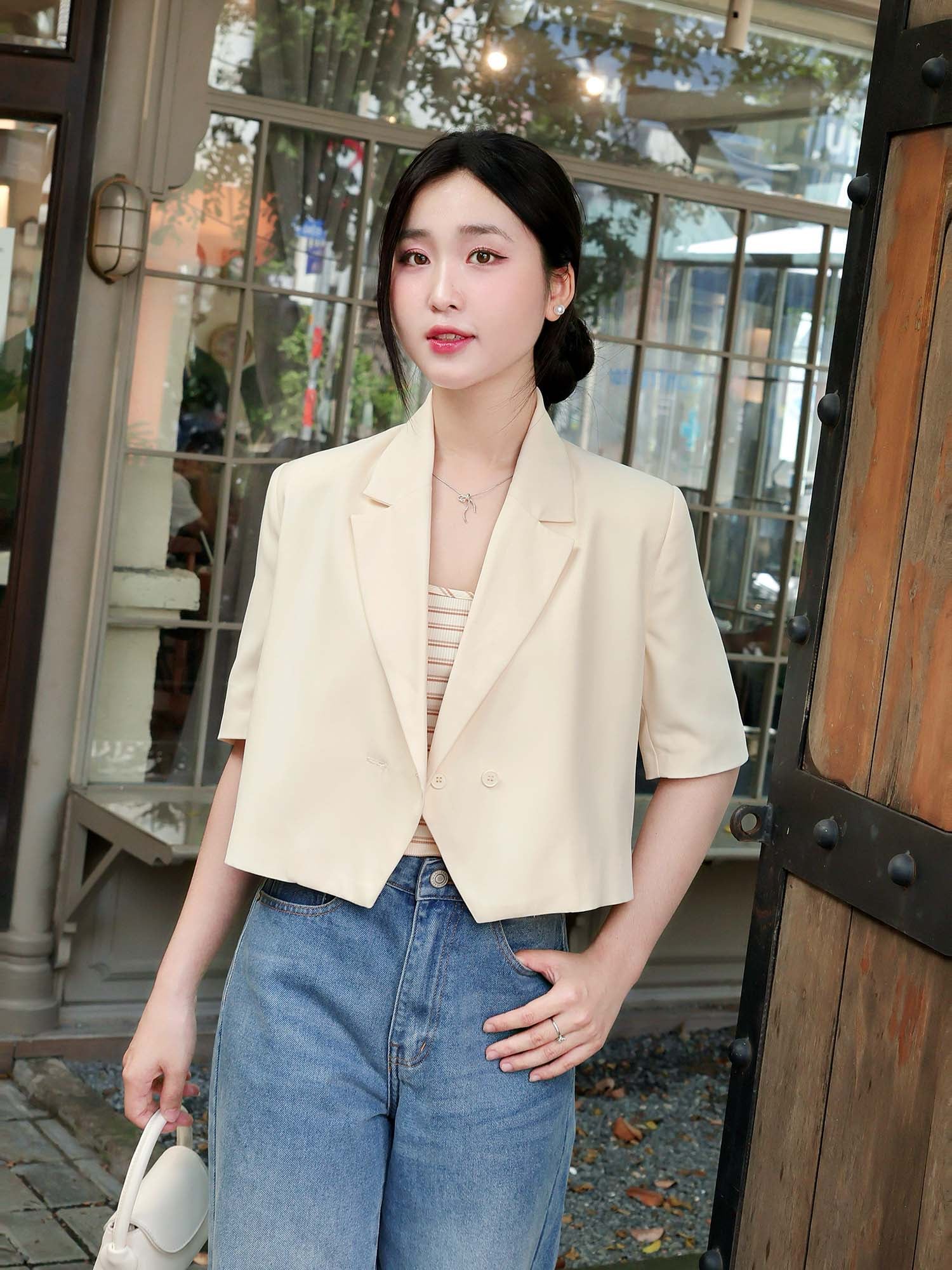Áo blazer dáng crop tay ngắn cài nút