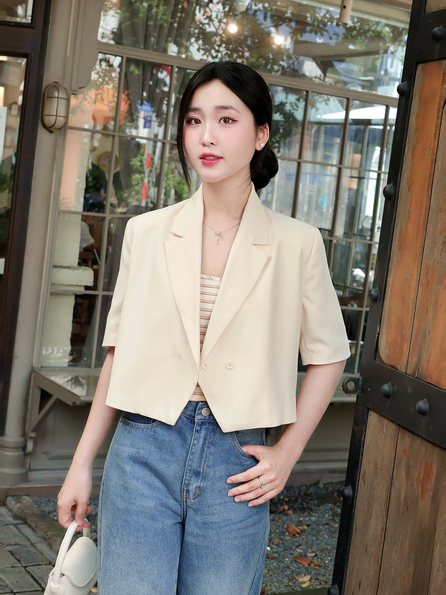  Áo blazer dáng crop tay ngắn cài nút 