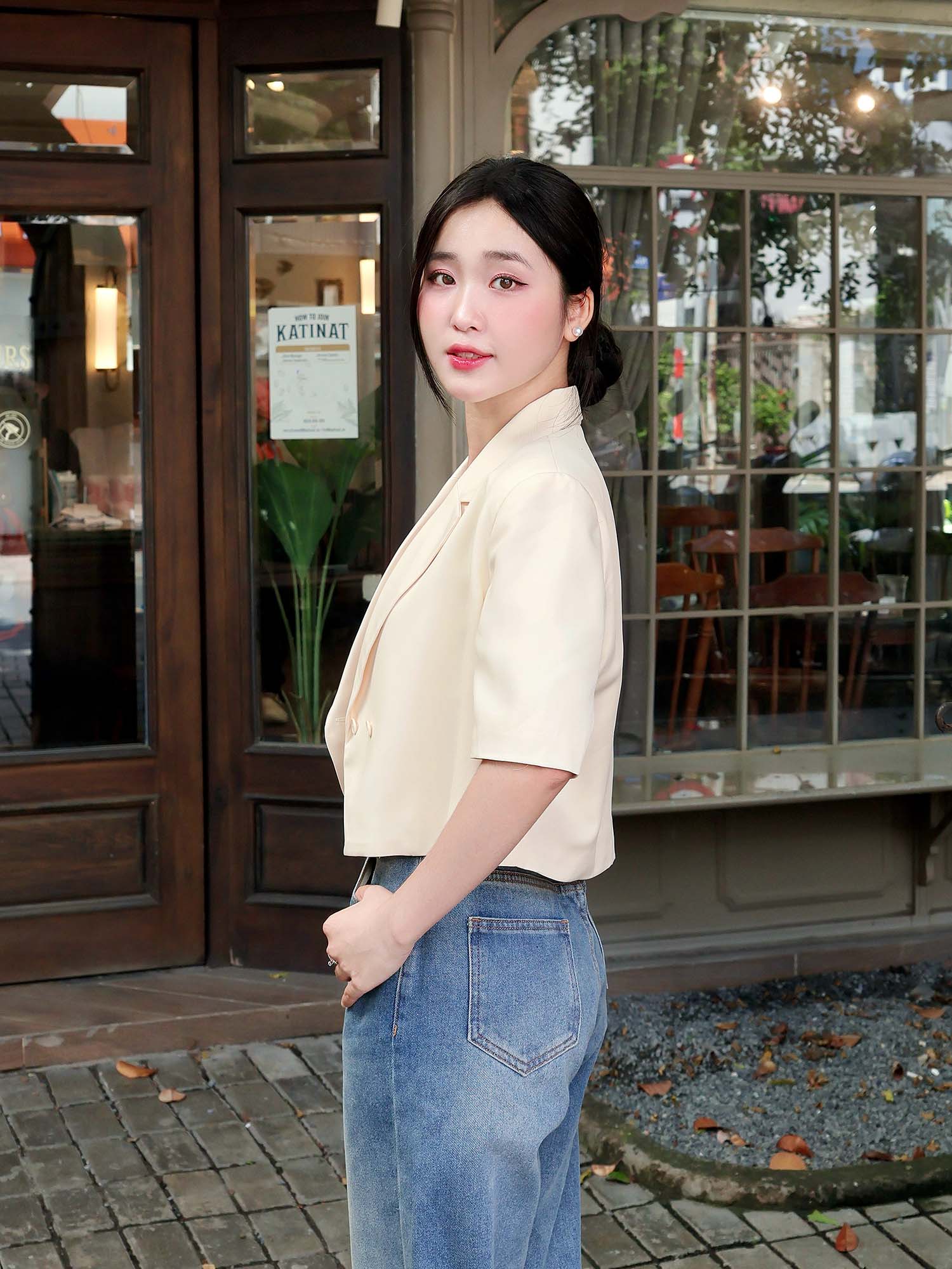 Áo blazer dáng crop tay ngắn cài nút