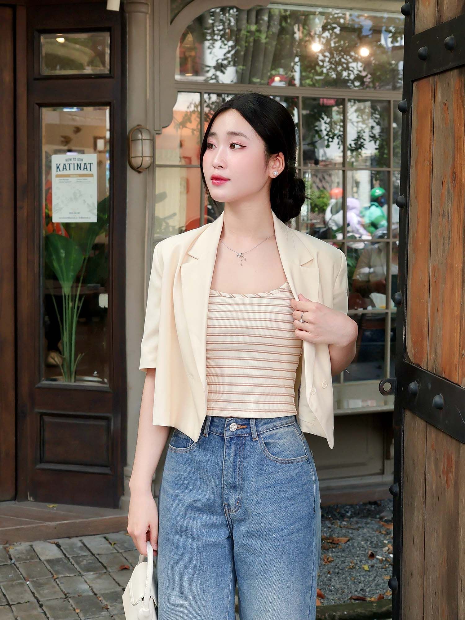  Áo blazer dáng crop tay ngắn cài nút 