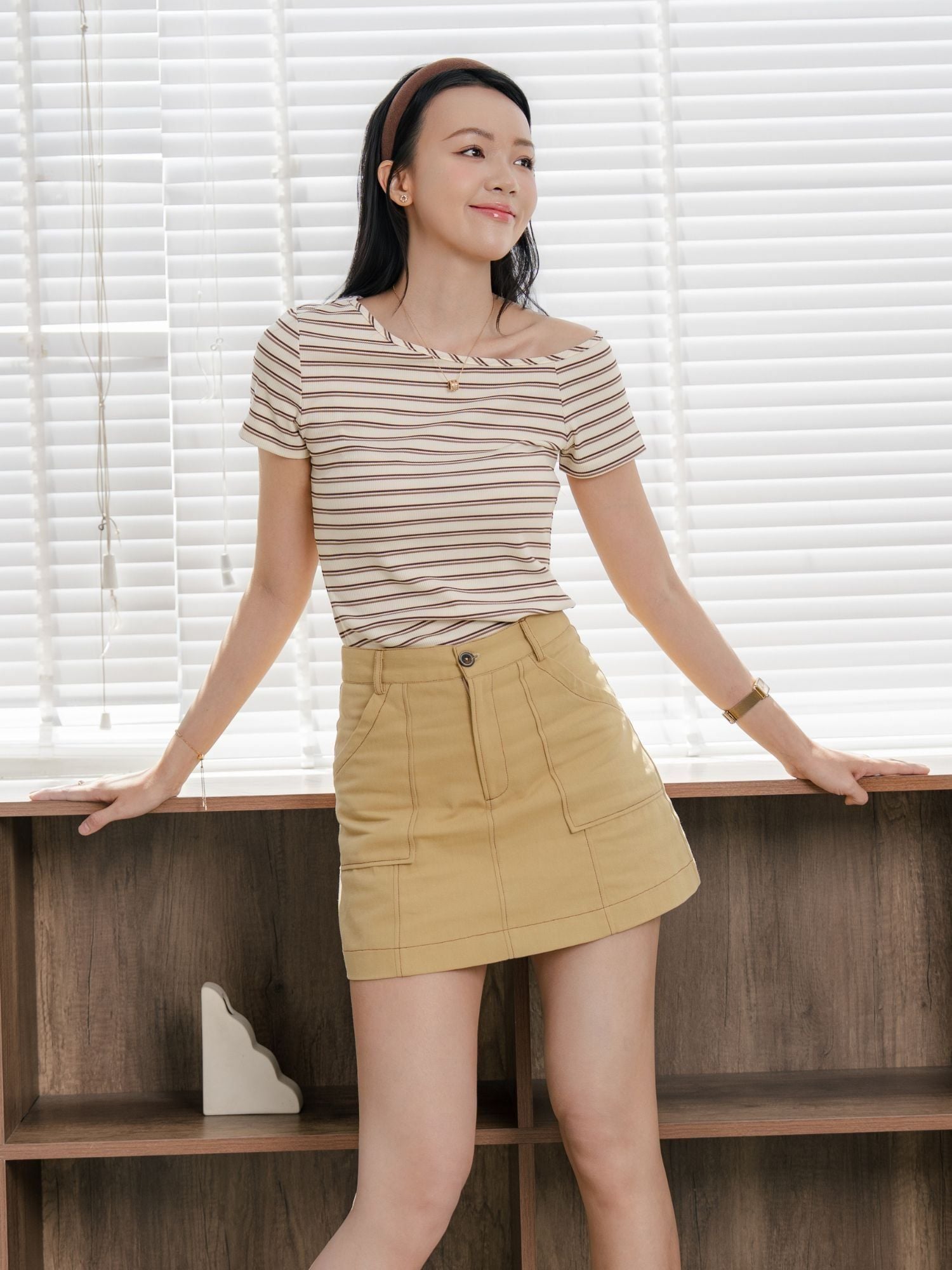  Váy mini kaki phối chỉ màu tương phản 