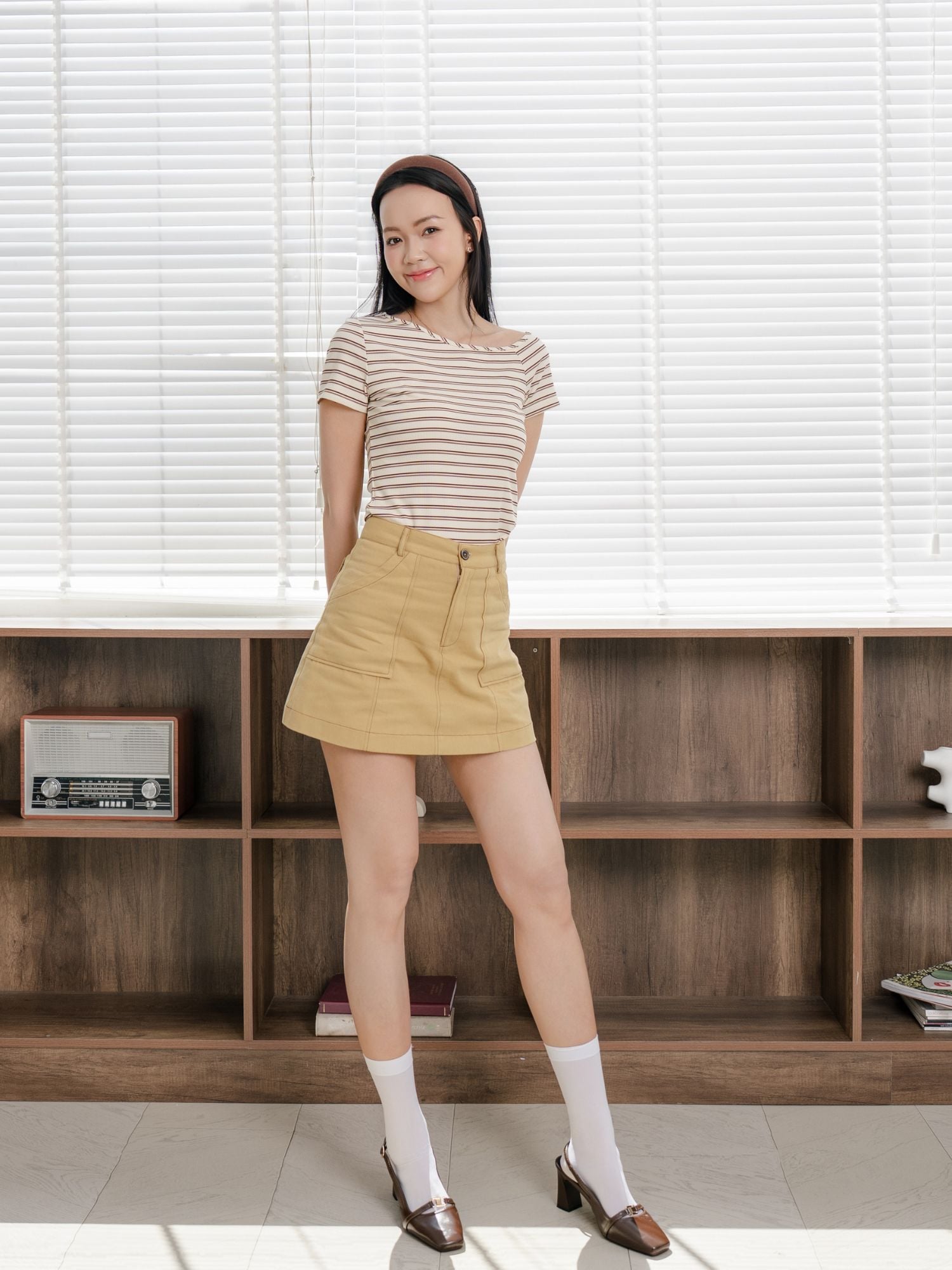Váy mini kaki phối chỉ màu tương phản