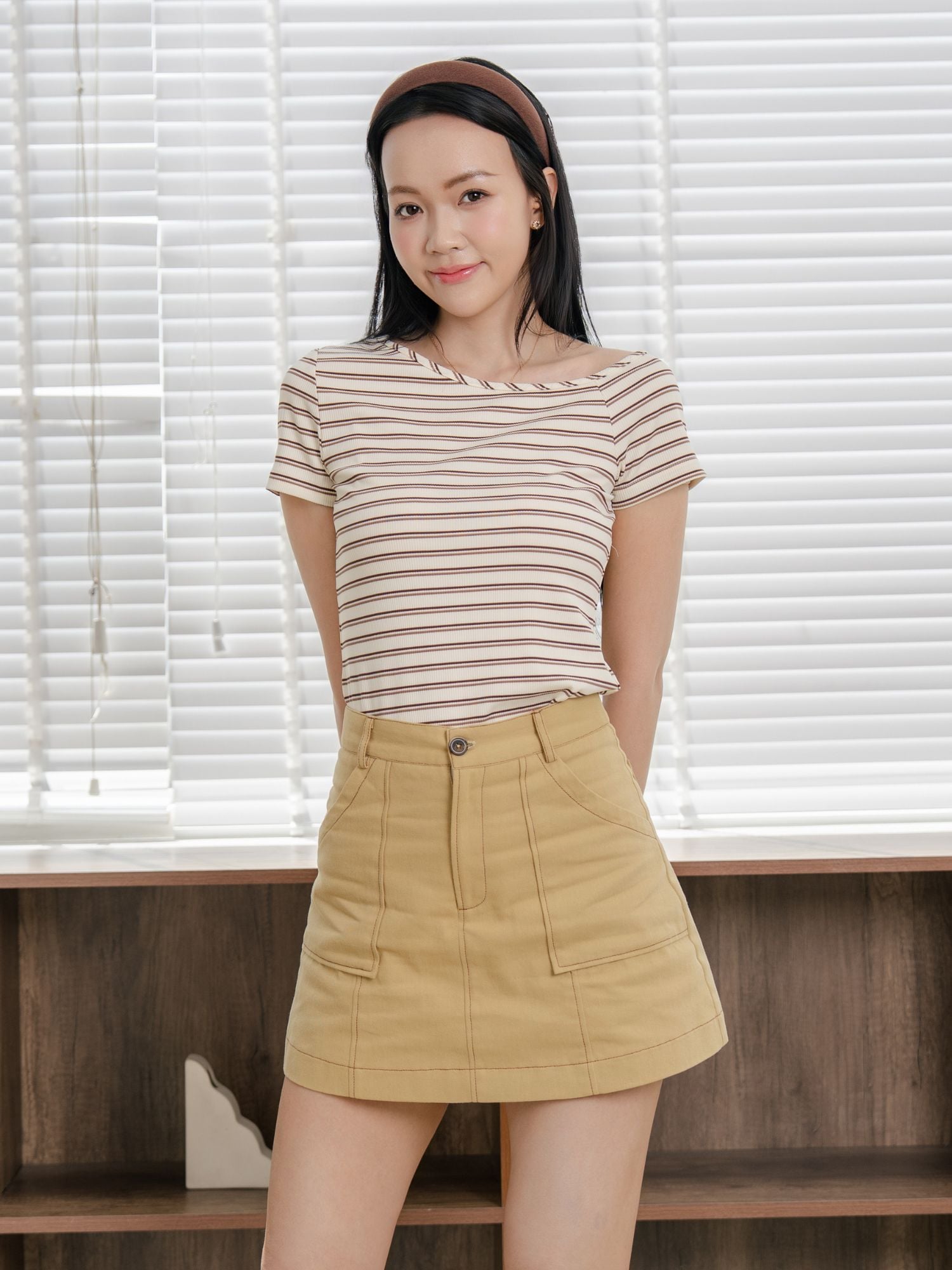 Váy mini kaki phối chỉ màu tương phản
