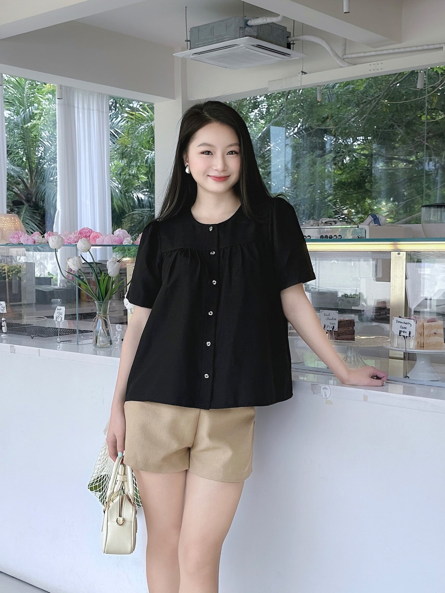 Áo cổ tròn nhún ngực tay phồng đính nút