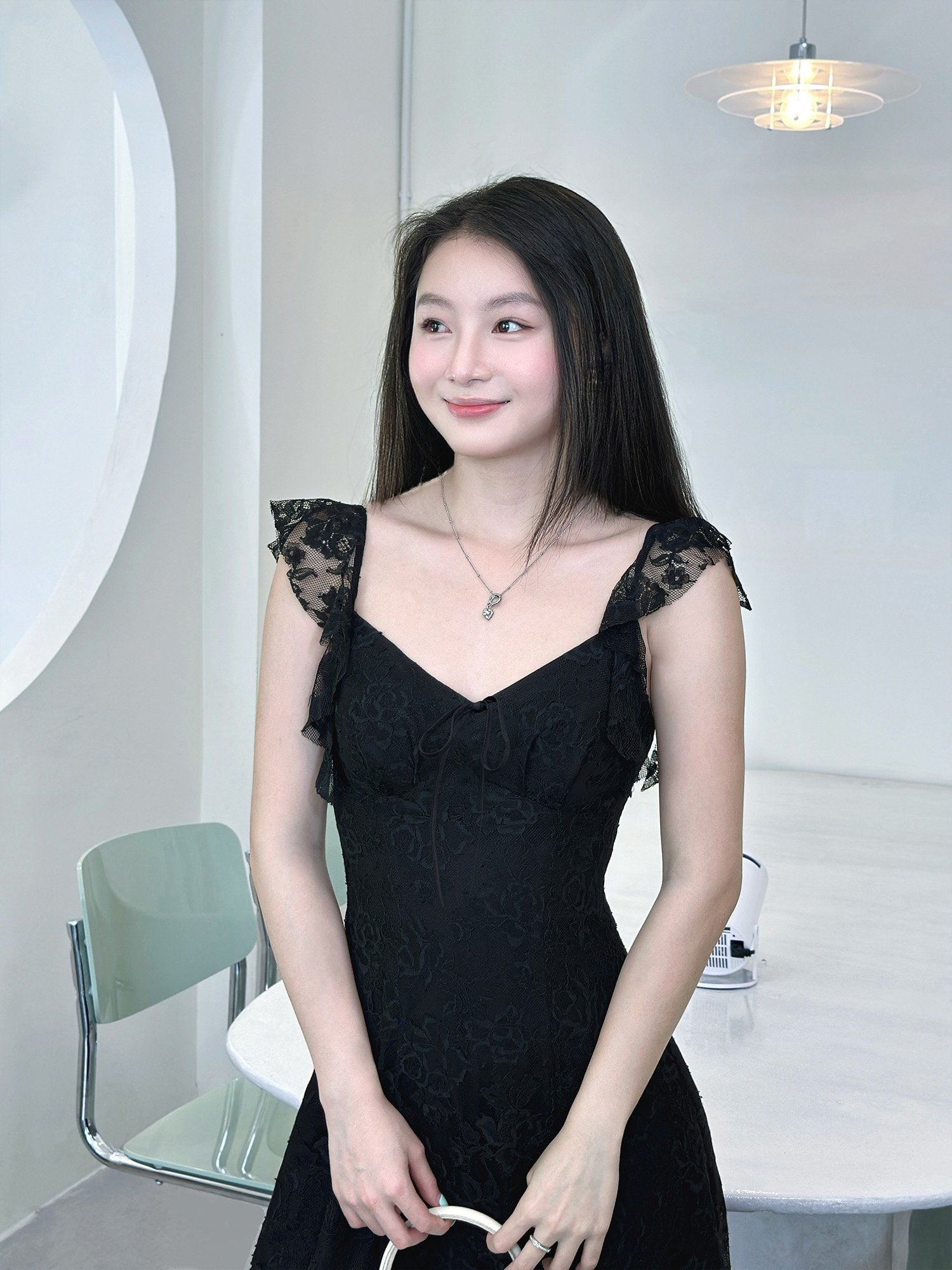  Đầm midi ren đính nơ ngực 