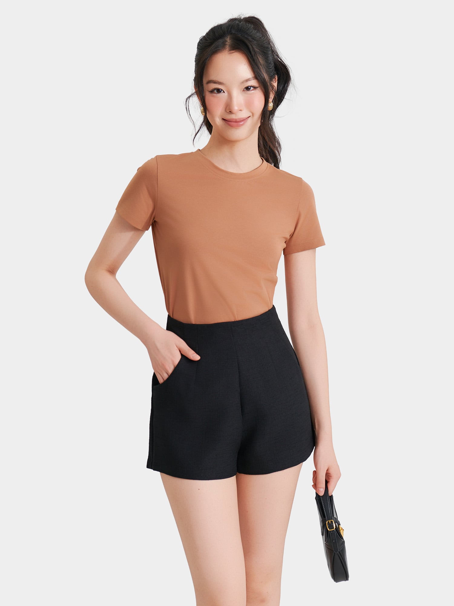 Quần short linen túi xéo nhấn li trước