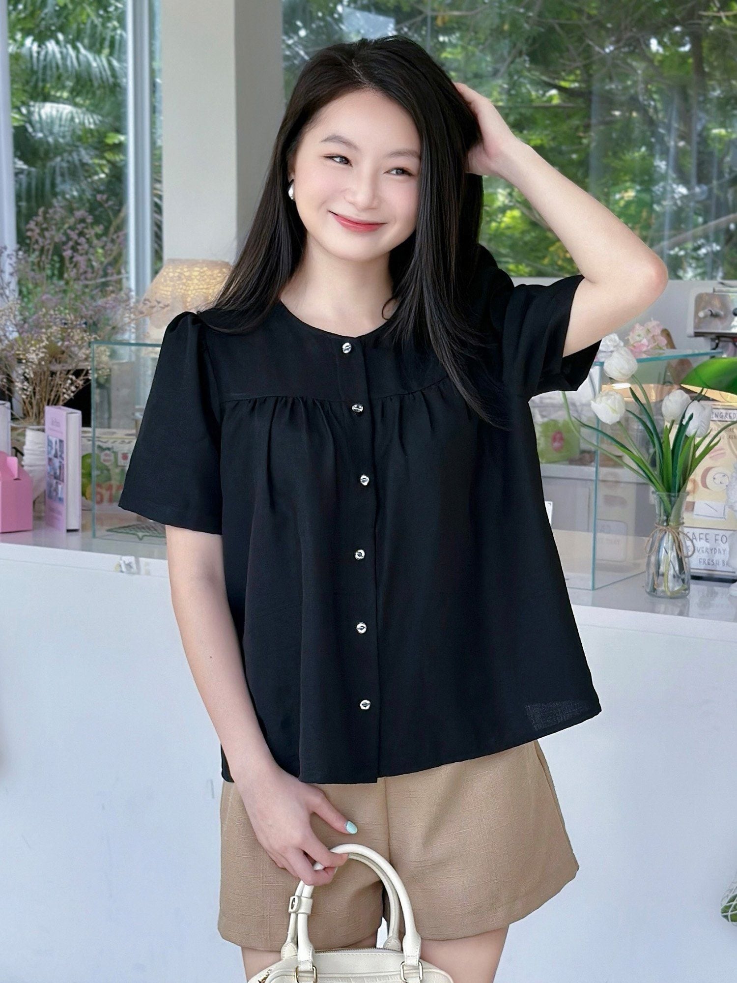  Áo cổ tròn nhún ngực tay phồng đính nút 