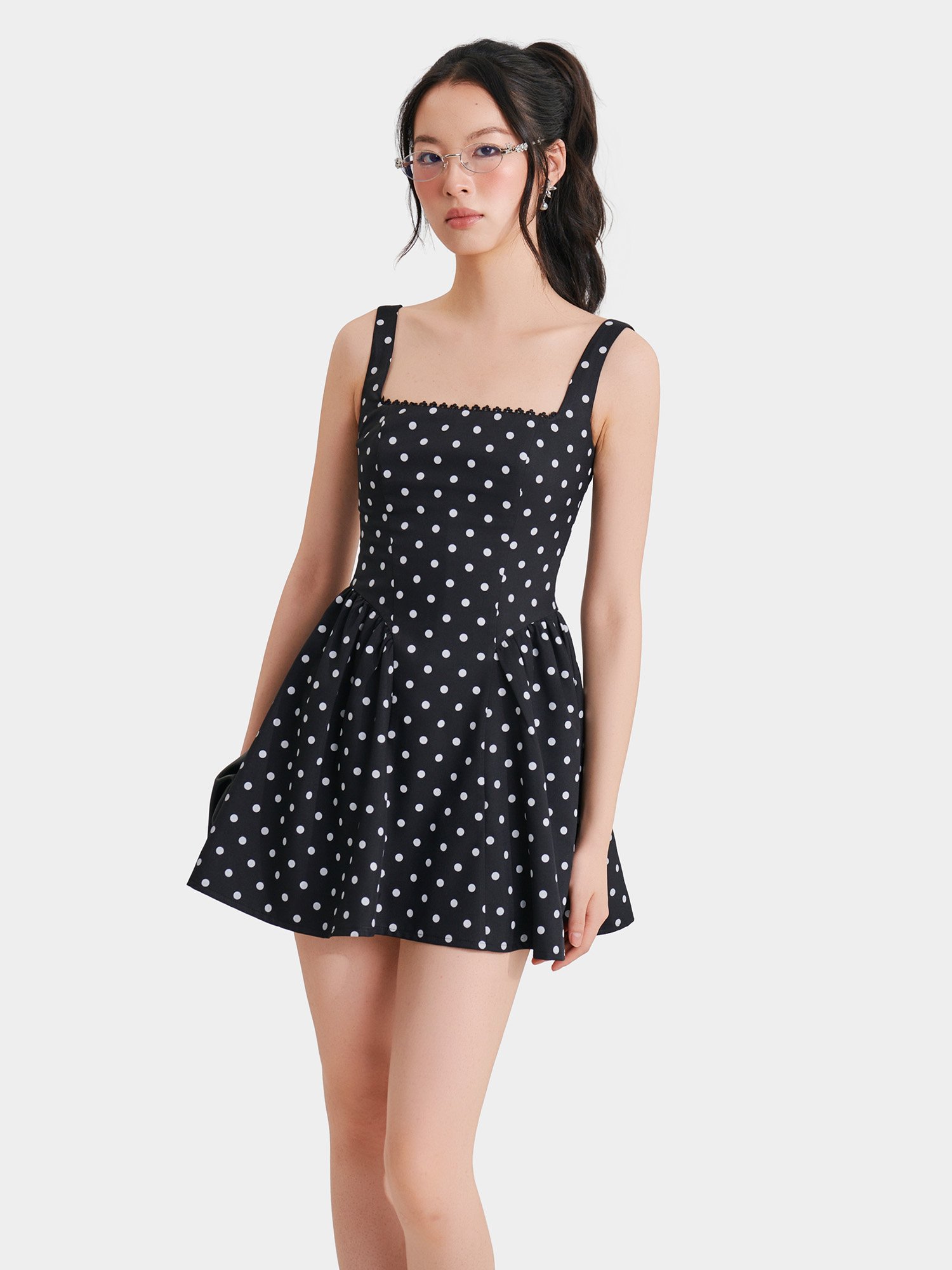 Đầm mini chấm bi sát nách cổ vuông phối ren rã hông