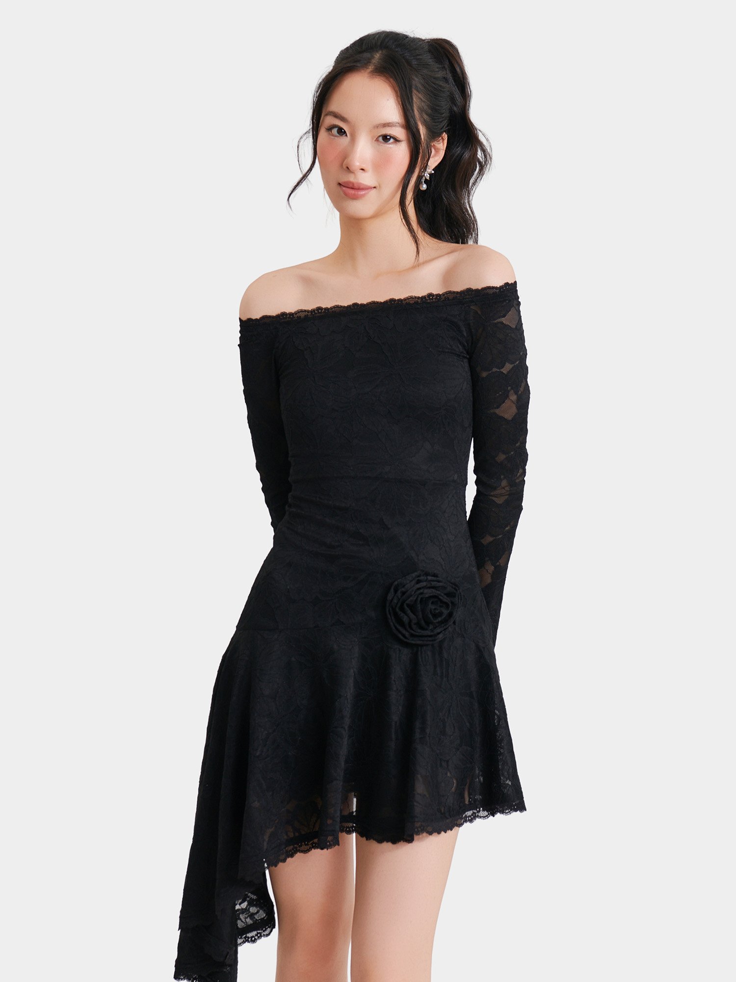 Đầm ren bẹt mini vai tay dài vạt xéo đính hoa